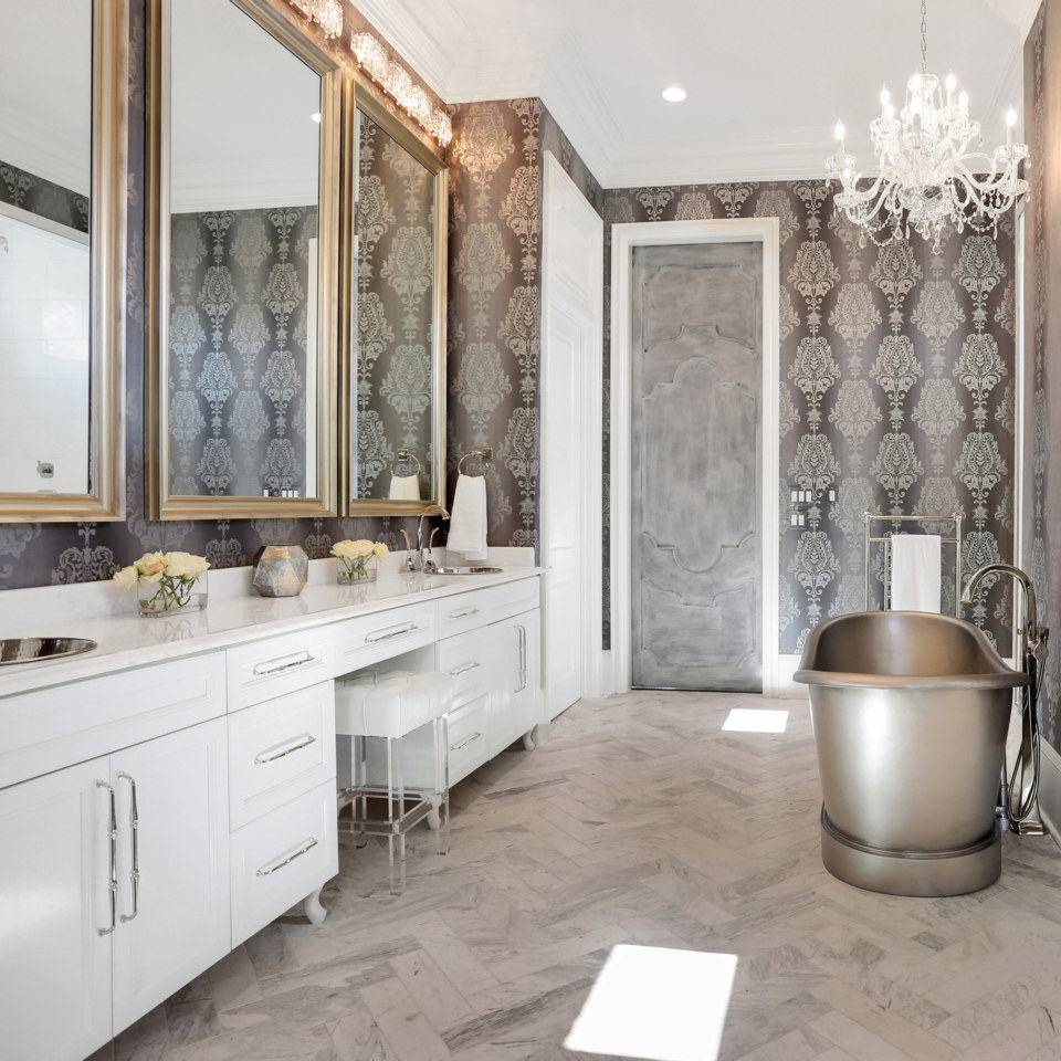 Style: Eudora Brighton Color: Bright White