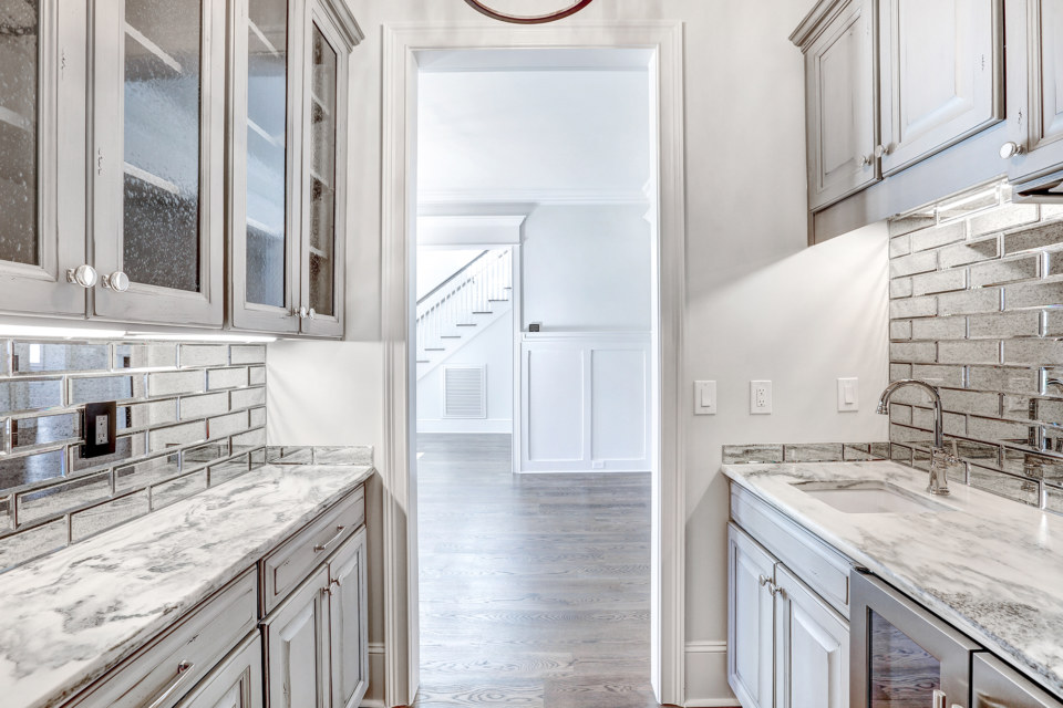 DOOR STYLE: Kith Williamsburg COLOR: Alabaster Heirloom Gray