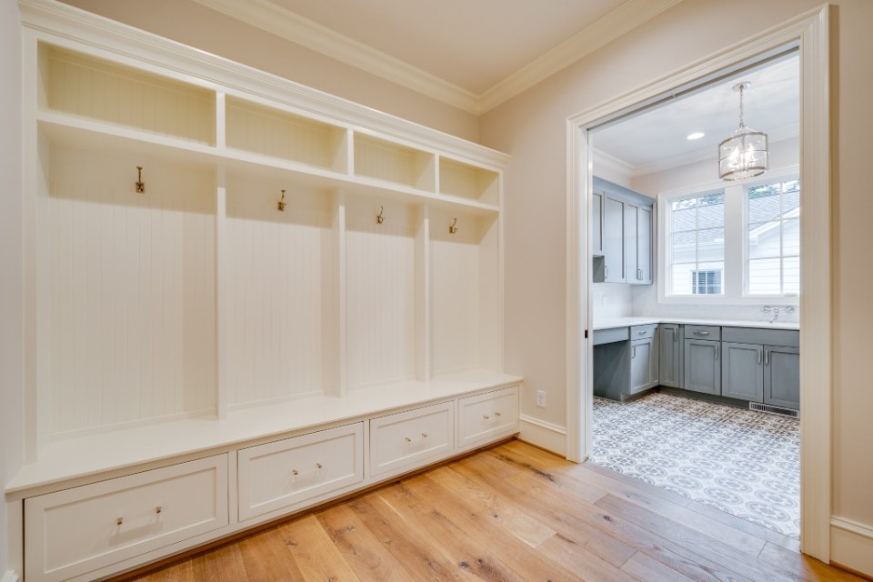 Style: Eudora Colony Color: Bright White