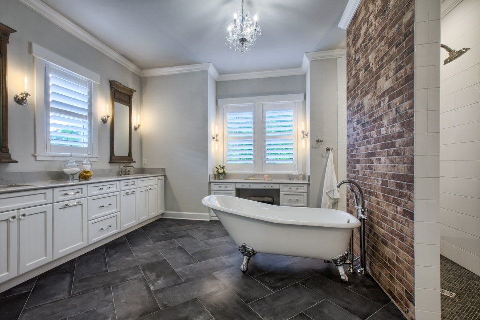 Style: Eudora Cottage Color: Bright White