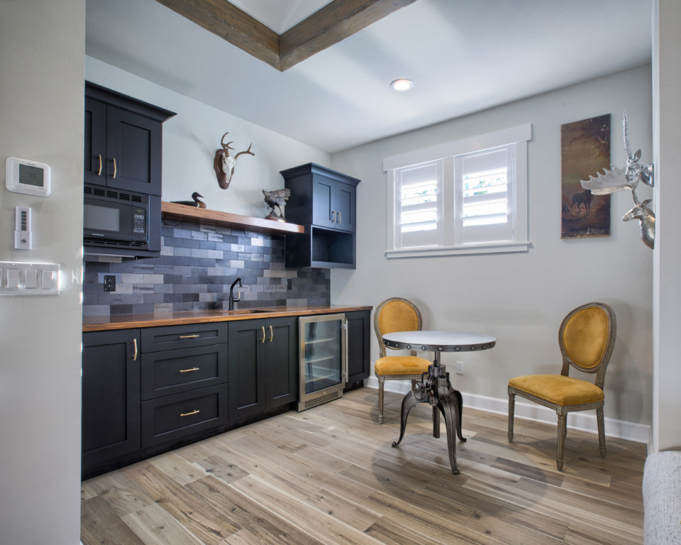 DOOR STYLE: Eudora Homestead II | COLOR: Ebony