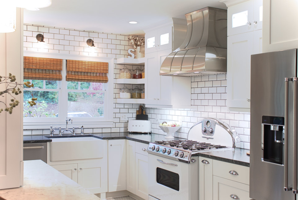 Door Style: Homestead Door in Bright White