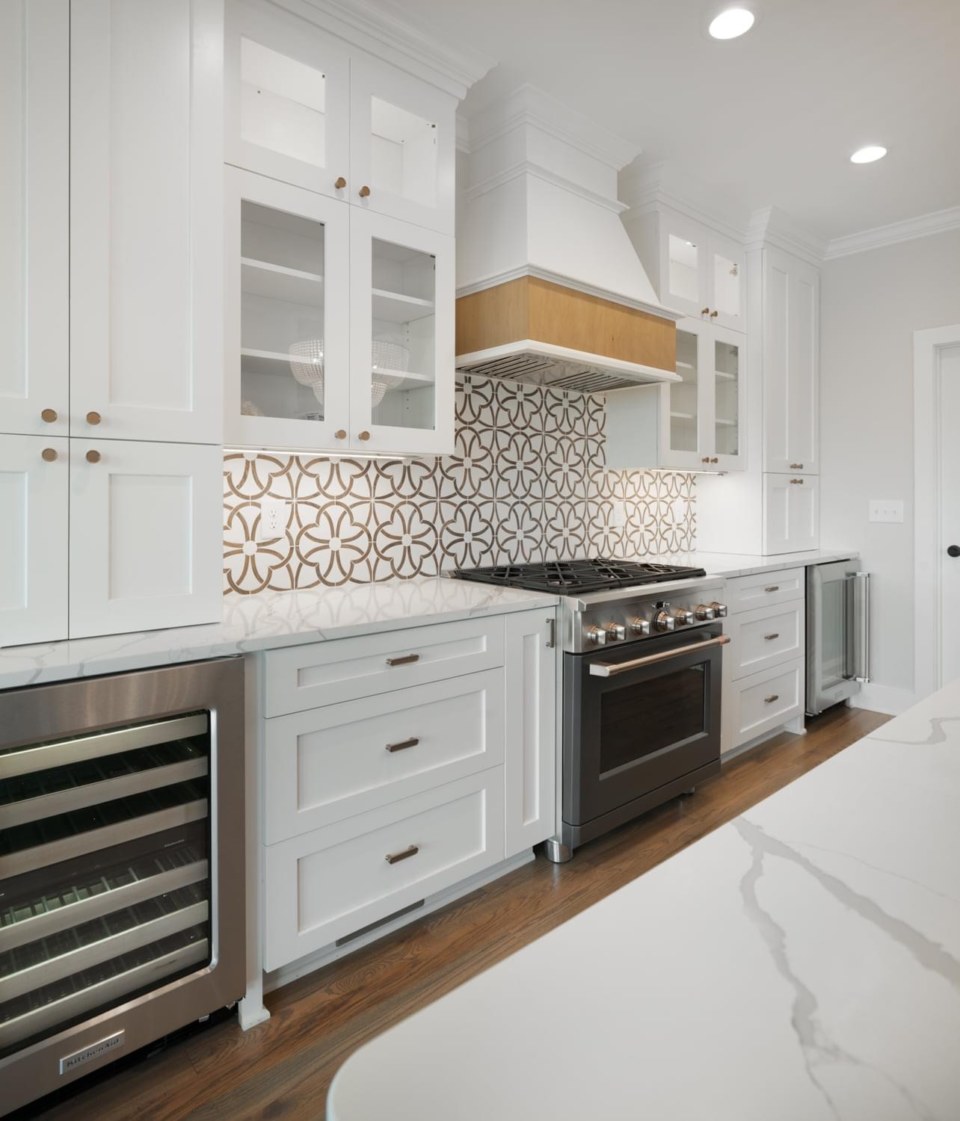 Door Style/Color: Homestead II door perimeter in Bright White and Ebony with rub through Benton door used on the island.