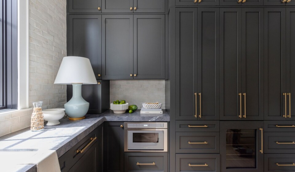 Beautiful project cabinets by @johnsonscabinetry Interior Design by @kendalldennisinteriors Photo by @jessiepreza