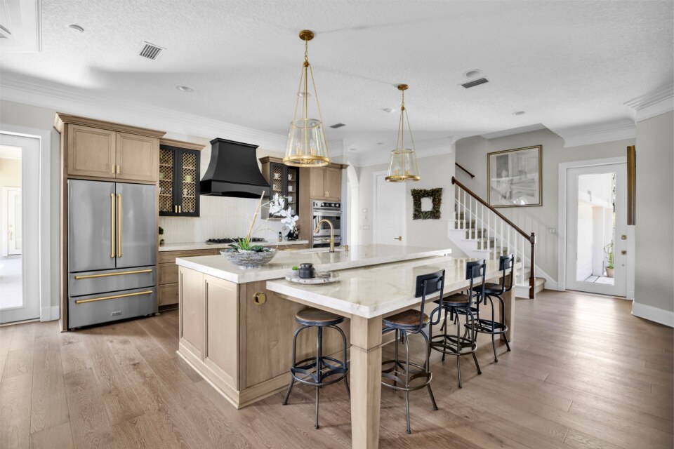 Kitchen Design Gallery Winner - Christie Stoll @kitchen_design_gallery Door Style/Color: Carolina door in Maple Vintage Natural the hood/doors in Ebony Photo by @kimlindseyphotography