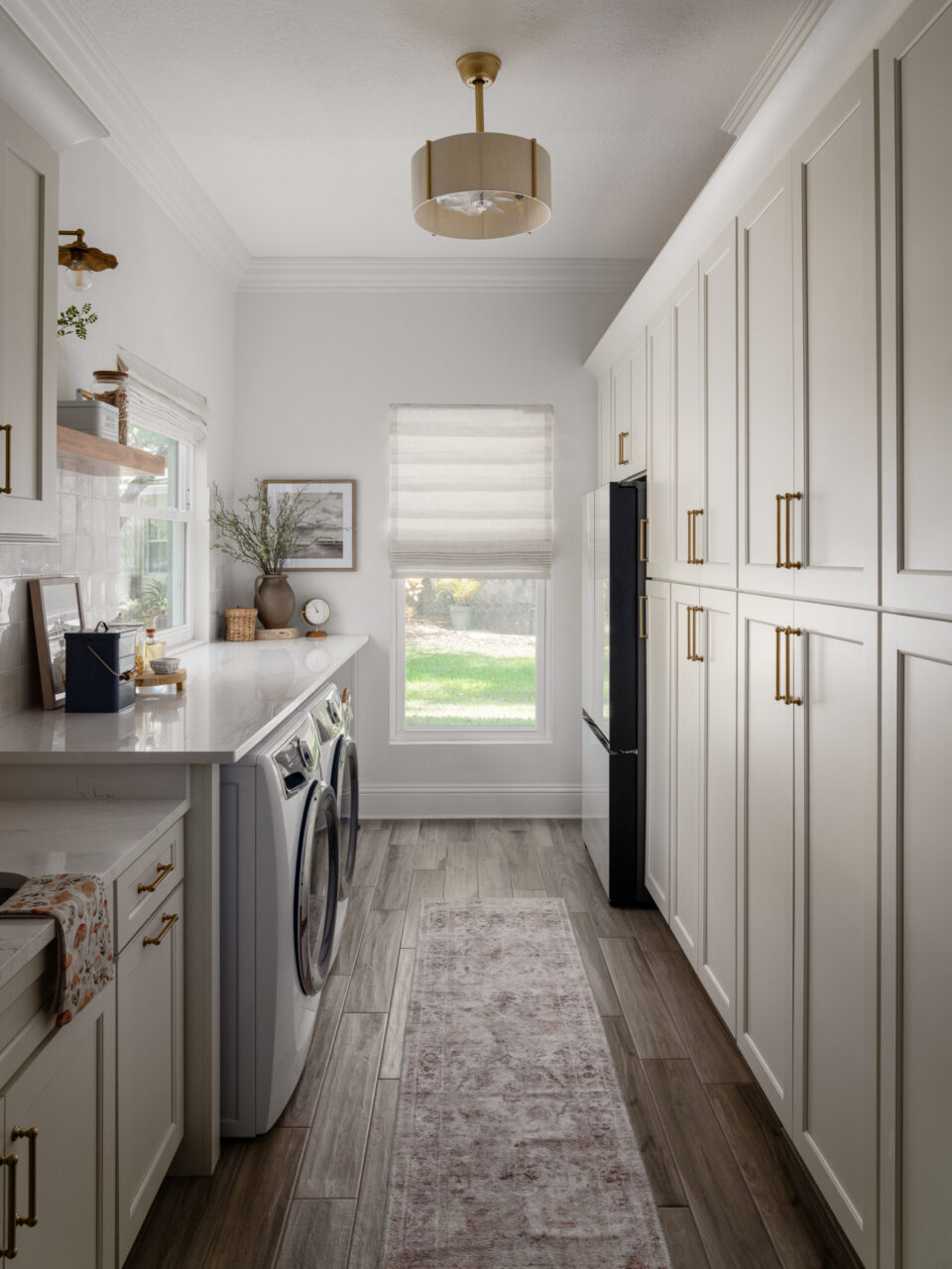 Created by Picture Perfect Kitchen & Home @pictureperfectkitchenandhome Designer: Sheena Martin - @sheenappkd Photographer: PenLight Media - @penlightmedia Door Style/Color: Laundry Room Door: Salem II in Alabaster Butlers Pantry Door: Salem II door in Fog