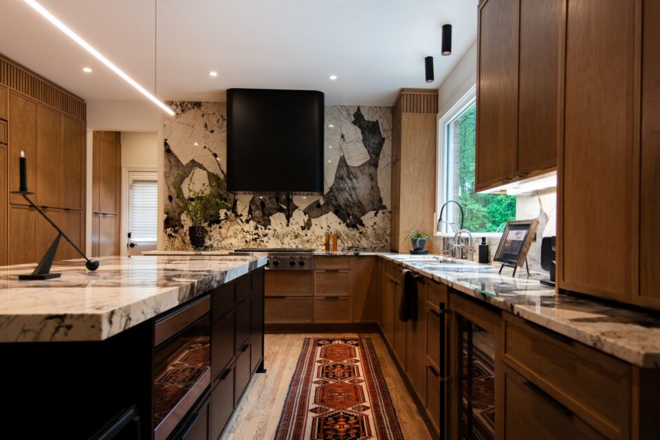 Created by Platinum Kitchens & Design - @platinumkitchensanddesign 📷by Kalley Cummings - @kalleycummingsphoto Portrait Oak Sand and Portrait Oak Ebony