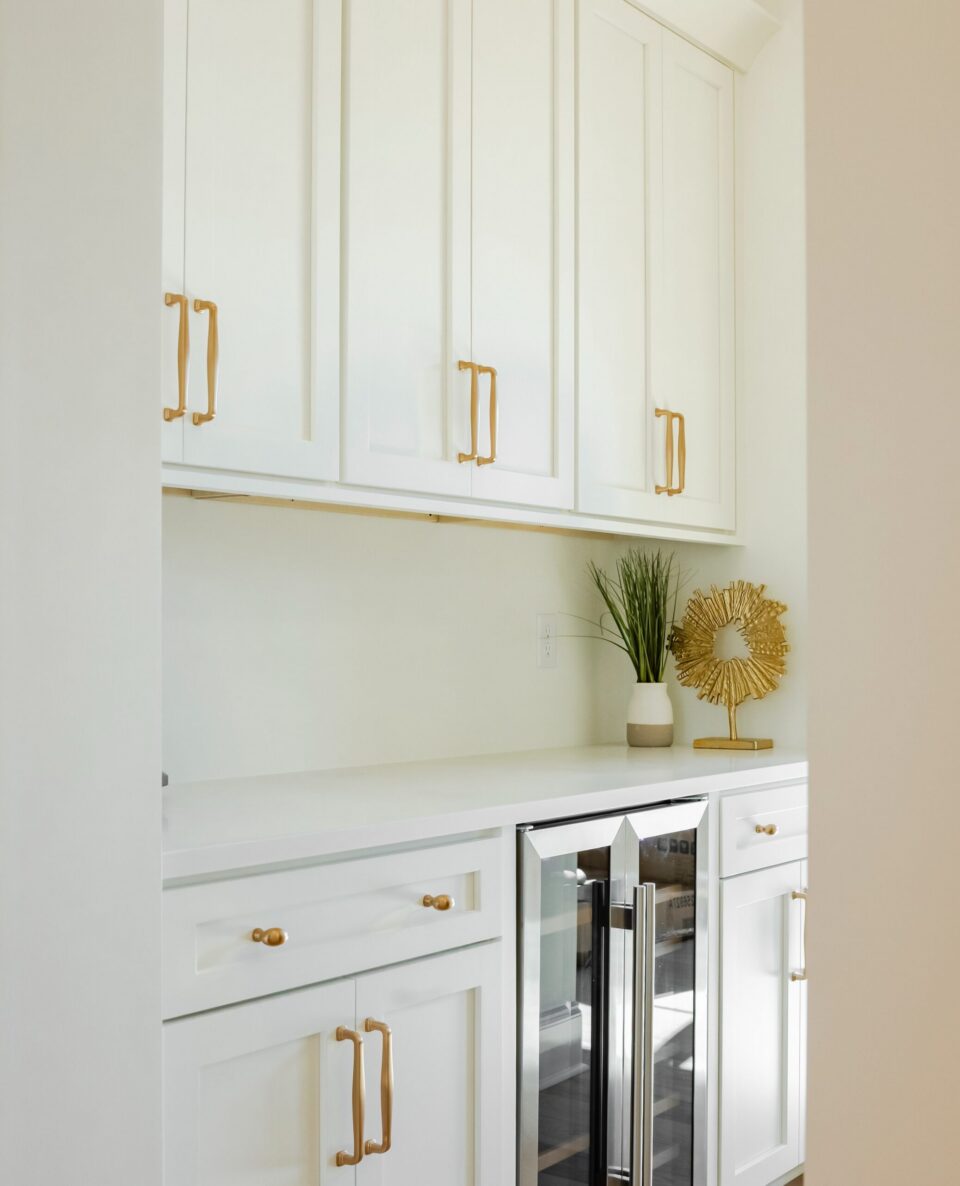 Door Style/Color: Cottage in Alabaster Cabinet Design By Gina @cabinetdesignbygina Builder: Harding Custom Homes - @hardingcustomhomes Interior Designer: Jordan Smith Homes - @jordansmithhomes Photography by @aaronreelphotography