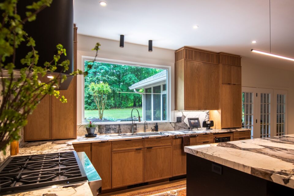 Created by Platinum Kitchens & Design - @platinumkitchensanddesign 📷by Kalley Cummings - @kalleycummingsphoto Portrait Oak Sand and Portrait Oak Ebony