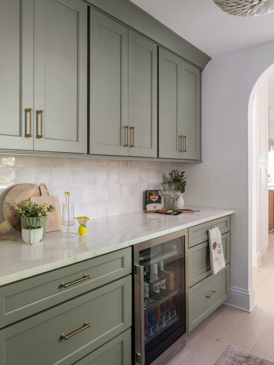 Created by Picture Perfect Kitchen & Home @pictureperfectkitchenandhome Designer: Sheena Martin - @sheenappkd Photographer: PenLight Media - @penlightmedia Door Style/Color: Butlers Pantry Door: Salem II in Fog Floating Shelves finish: Sand on White Oak