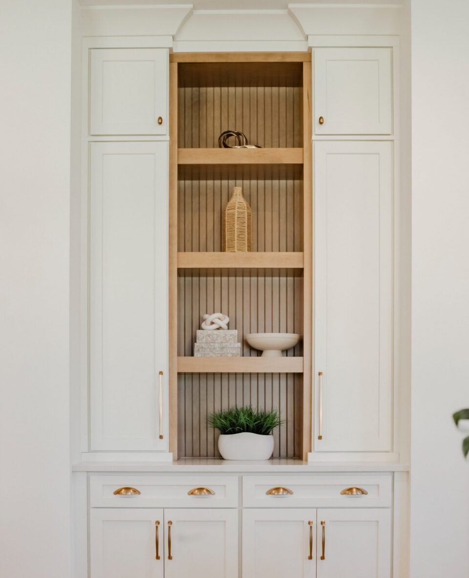 Door Style/Color: Cottage in Alabaster Cabinet Design By Gina @cabinetdesignbygina Builder: Harding Custom Homes - @hardingcustomhomes Interior Designer: Jordan Smith Homes - @jordansmithhomes Photography by @aaronreelphotography