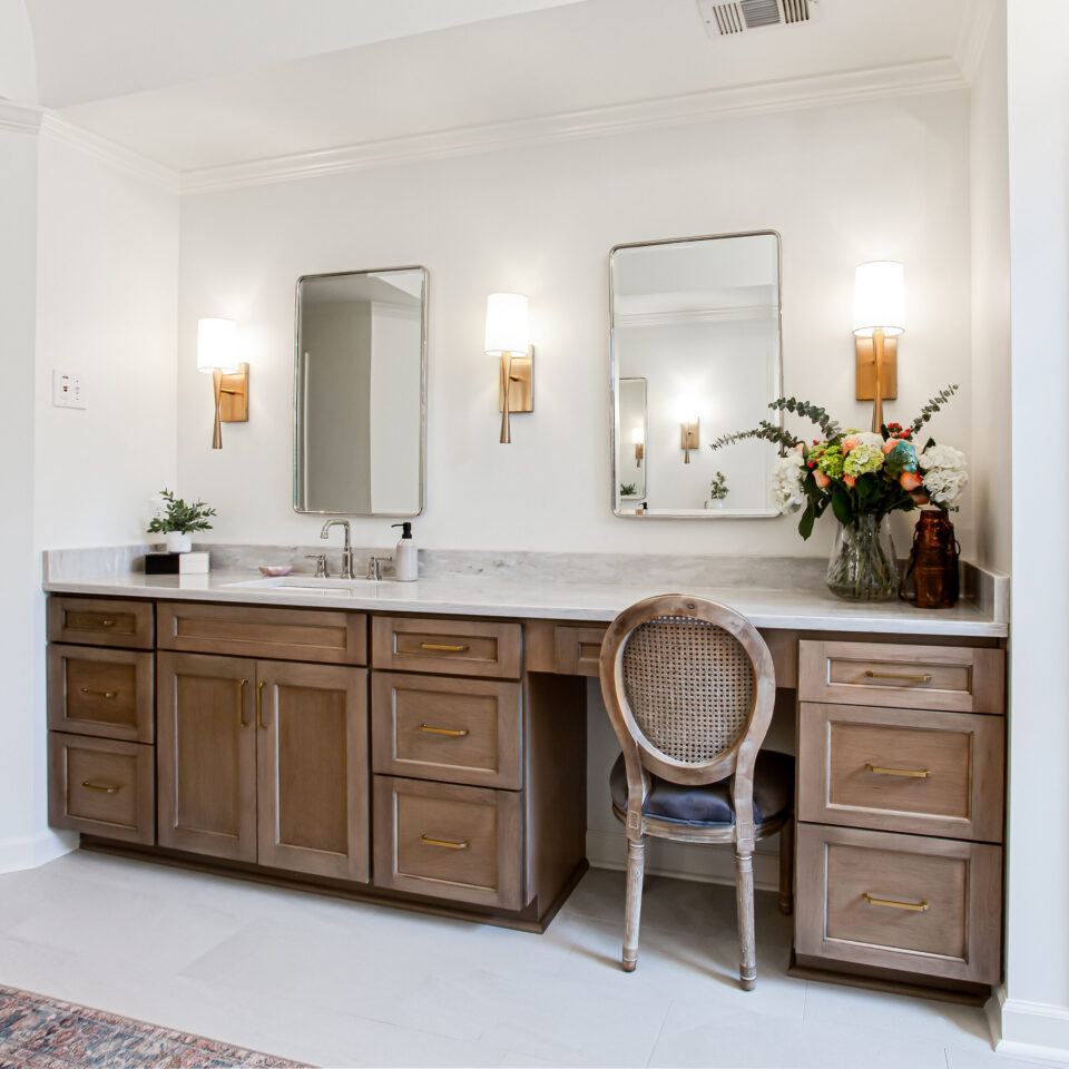 Created by Haggard Home Cabinetry & Design Photo by Teresa McGraw with JakSnap photography Door: Shaker door in Maple Natural Vintage