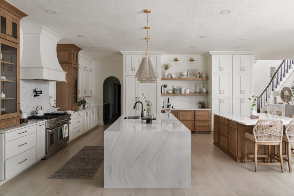 Created by Picture Perfect Kitchen & Home @pictureperfectkitchenandhome Designer: Sheena Martin - @sheenappkd Photographer: PenLight Media - @penlightmedia Door Style/Color: Kitchen Door: Homestead II Perimeter Finish: Alabaster Island Finish: Sand on White Oak