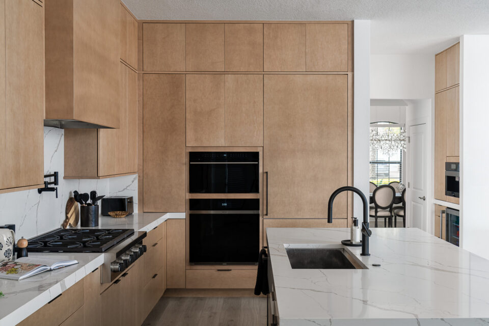 Created by Picture Perfect Kitchen & Home @pictureperfectkitchenandhome Designer: Sheena Martin - @sheenappkd Photo by PenLight Media Door @penlightmedia Door Style/Color: Metro in Sand on Maple and Island in Ebony
