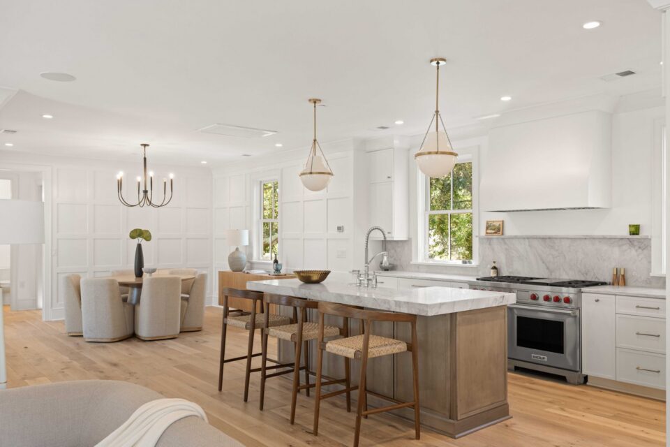 Designed by Jilco Kitchen and Bath @jilcokitchenandbath Builder: M&W Projects @mandwprojects 📷 by Nick Cann @nickcannphoto Door Style/Color: Kitchen: Perimeter - Portrait Alabaster, Island - Portrait Vintage Natural